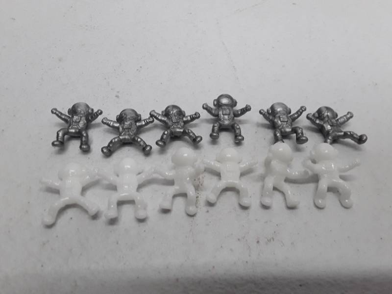 lot 31519 image: 12 PCS Astronaut Wall Climing Space Man Toy