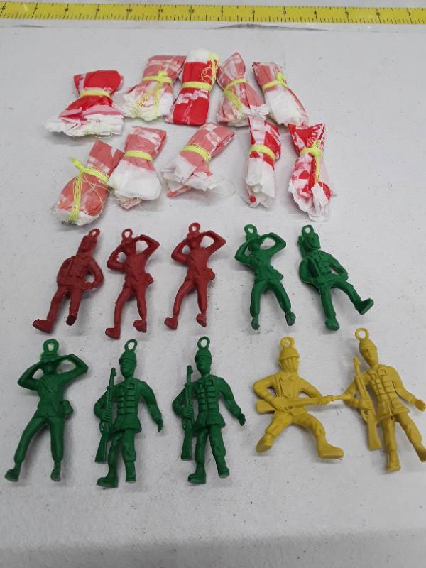 lot 31523 image: 10 PCS Mini Paratrooper Army Men Action Figurine