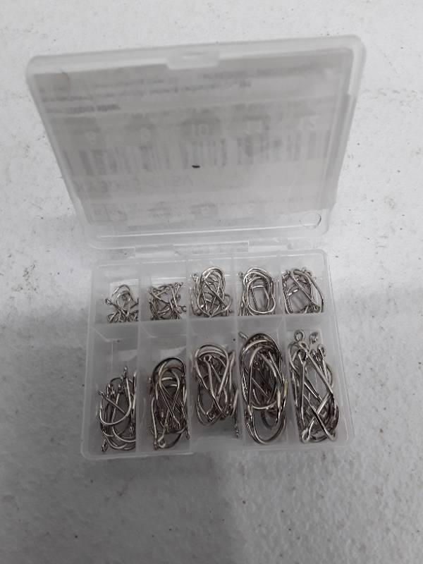 lot 31787 image: 100-Piece Fishing Hook Assortment Set