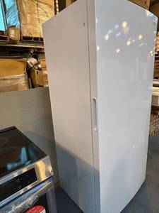 lot 46857 image: Frigidaire Frigidaire 33 Wide 20 Cu. Ft. Free Standing Upright Freezer