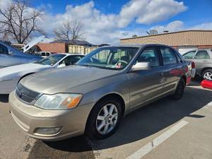 lot 50261 image: 2000 Toyota Avalon, GOLD