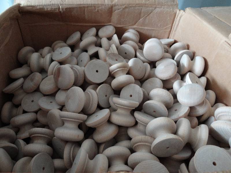 lot 7806 image: Box of Wood Unfinished Knobs - 1.5 Dia.