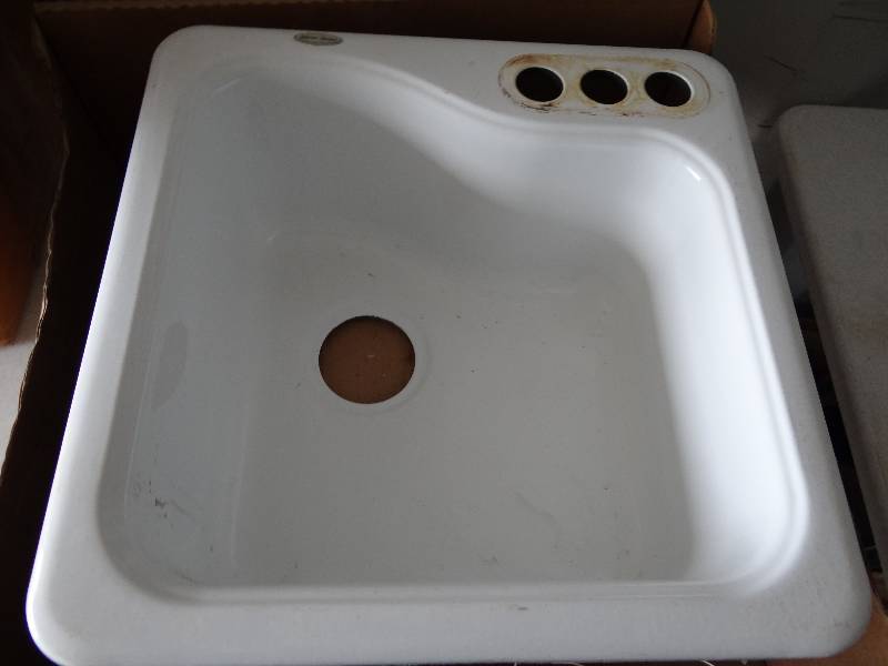 lot 7807 image: American Standard - Small Sink (Used)