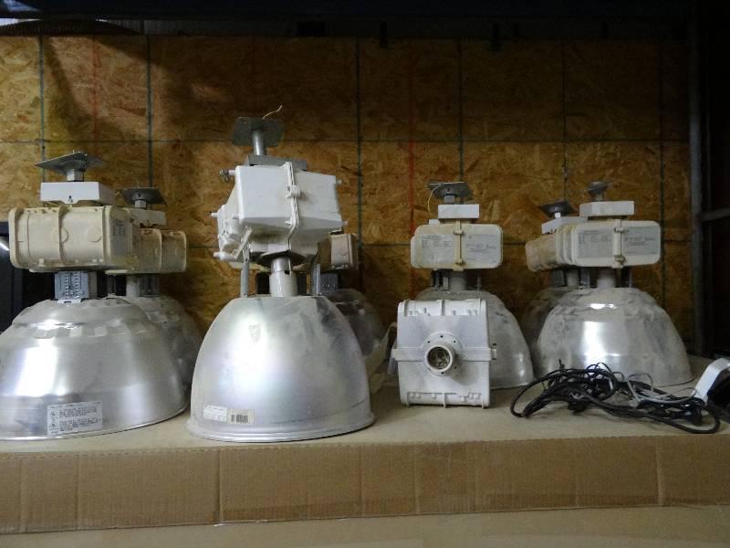 lot 7861 image: Lot of Shop Halogen Lights