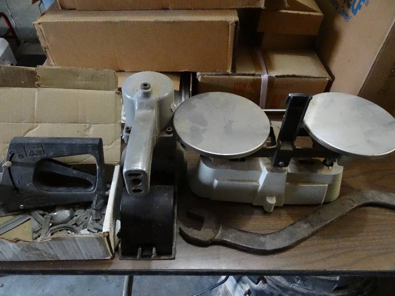 lot 7886 image: Scale  Commercial Staplers