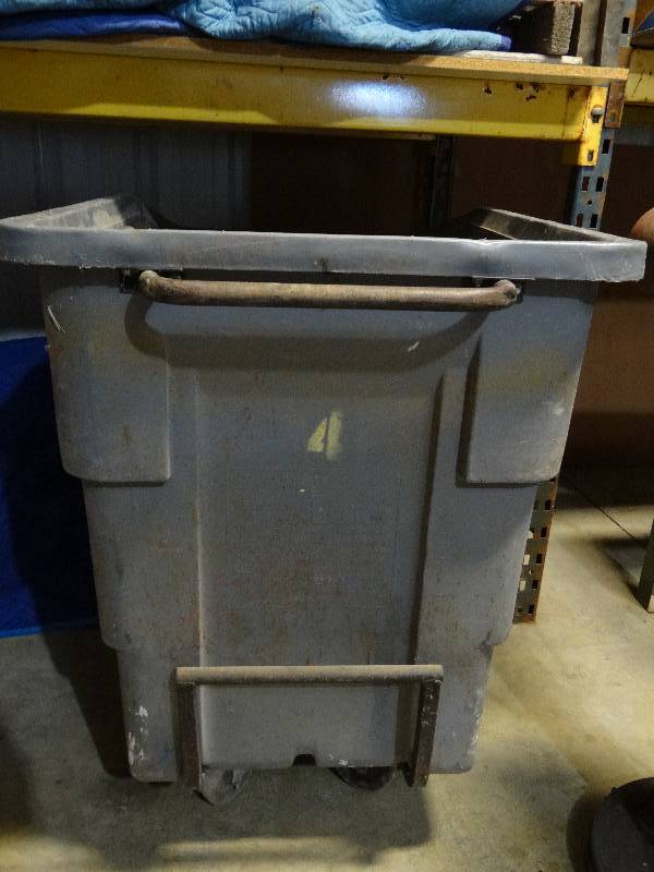 lot 7901 image: Toter Dumpster Cart
