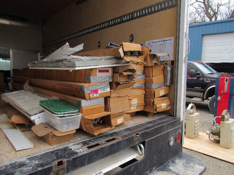 lot 7958 image: Large Lot of Light Bulbs & Light Fixtures - 8