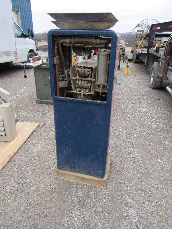 lot 7968 image: Antique Gas Pump