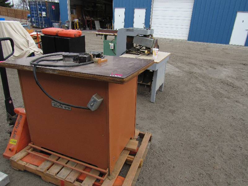 lot 7982 image: Evans Rotork Model 1040 T-Molding Machine
