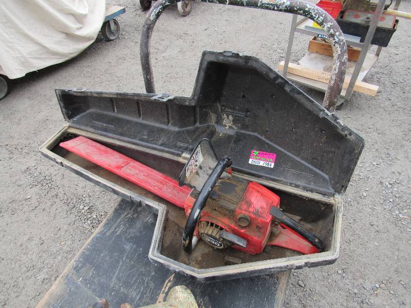lot 7984 image: Homelite 330 Chainsaw w Case