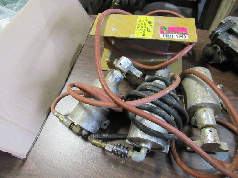 lot 5940 image: Pneumatic Cylinder Clamps