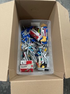 lot 7862100 image: miscellaneous box of assorted magic markers