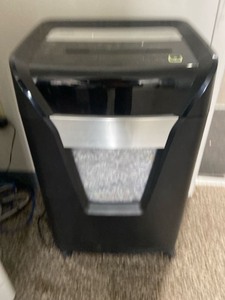 lot 7862151 image: Staples Pro Series Paper Shredder (used)