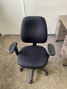 lot 7862159 image: Rolling Computer Desk Chair