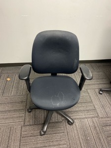 lot 7862172 image: Rolling Desk Chair