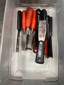 lot 7862218 image: Misc Box of Chisels