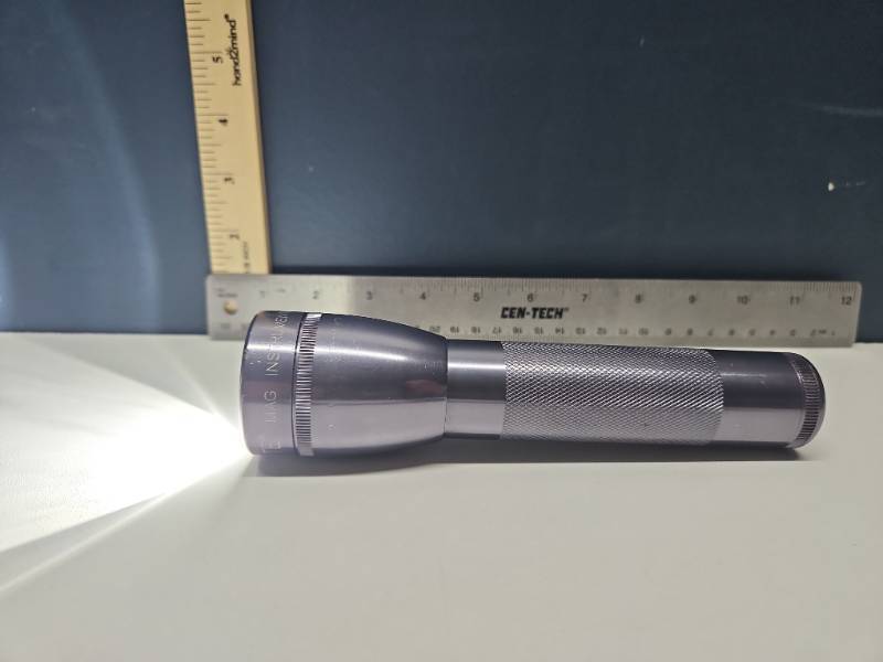 lot 12162 image: Vintage Maglite Silver Flashlight