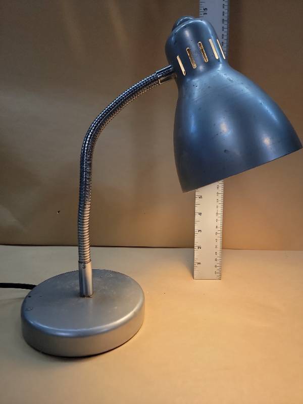 lot 12502 image: Vintage Style Adjustable Desk Lamp