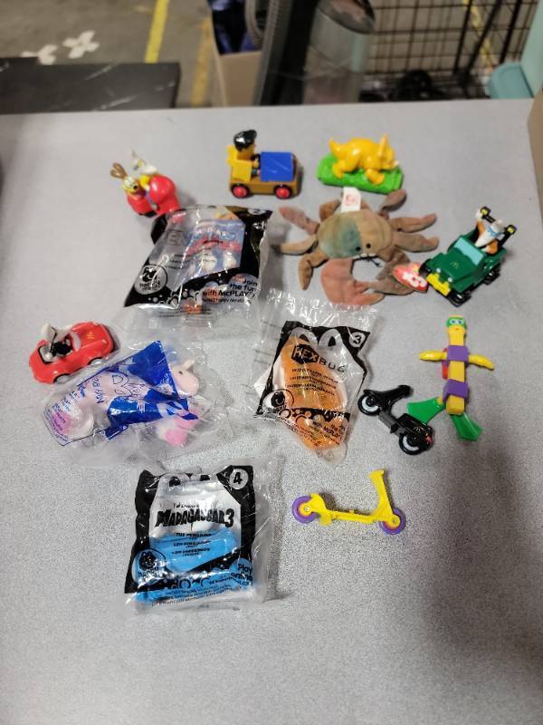 lot 12642 image: McDonalds Happy Meal Toys Bundle with Penguins of Madagascar