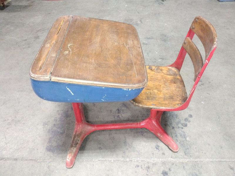 lot 505 image: Mid Century Student School Desk with Rotating Seat