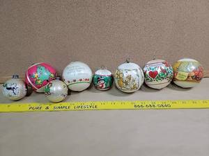 lot 8704 image: Vintage Christmas Ornament Collection