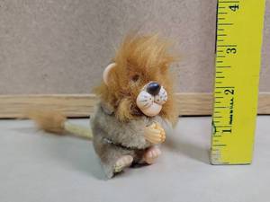 lot 8714 image: Vintage Made in Korea Fuzzy Lion Plush Figurine