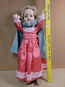 lot 8727 image: Vintage Porcelain Doll