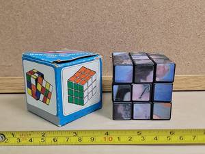 lot 19430 image: Vintage Wonderful Puzzler Rubiks Cube with Box - Made in Taiwan