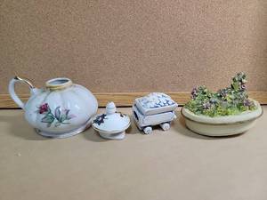 lot 30024 image: Vintage Miniature Porcelain Collectibles Set