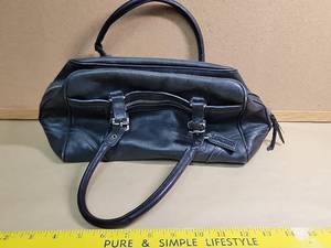 lot 30038 image: Vintage Coach Black Leather Barrel Bag
