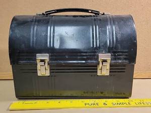 lot 30052 image: Vintage Aladdin Industries Dome Top Lunch Box