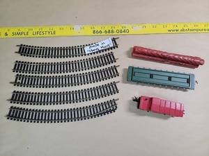 lot 30067 image: Vintage Model Train Curved Track Set with Carriages