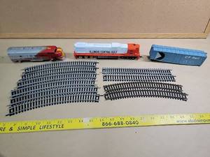 lot 30068 image: Vintage Tyco Model Train Set with Curved Track Sections