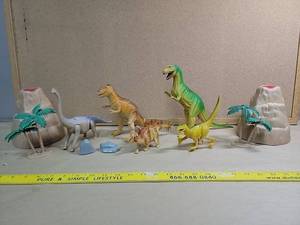 lot 30072 image: Vintage Dinosaur Play Set with Hong Kong Manufacturing