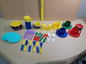 lot 30075 image: Vintage Childrens Plastic Tea and Dining Set