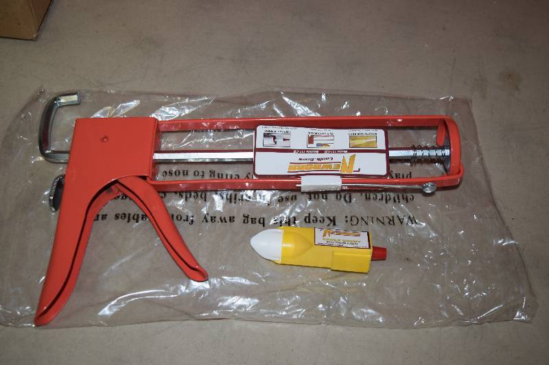 lot 34 image: 6 Newborn Caulk Guns
