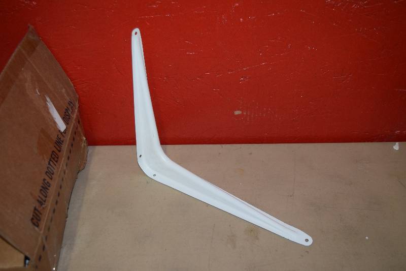lot 52 image: 20 Stanley Shelf Brackets