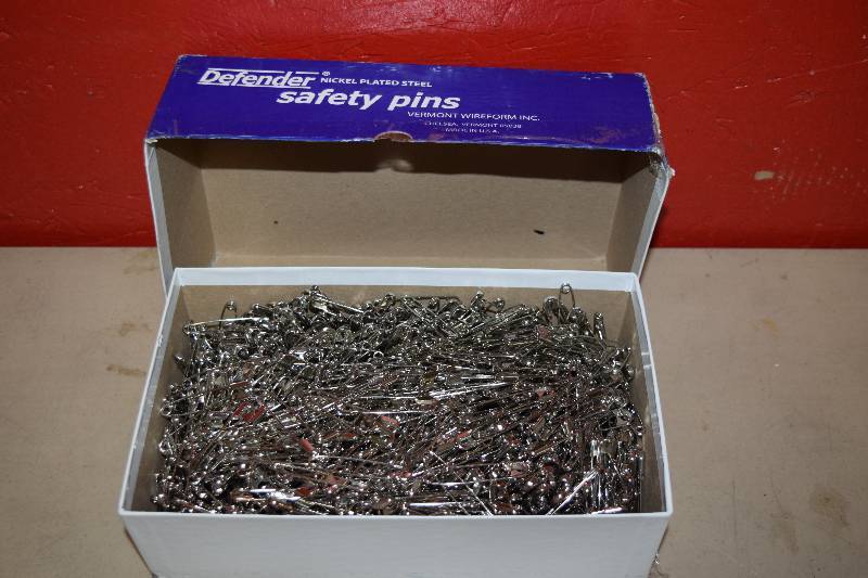 lot 56 image: 1440 Safety Pins