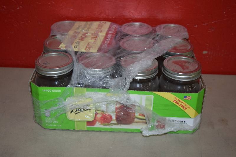 lot 96 image: 12 Ball Mason Jars with Lids