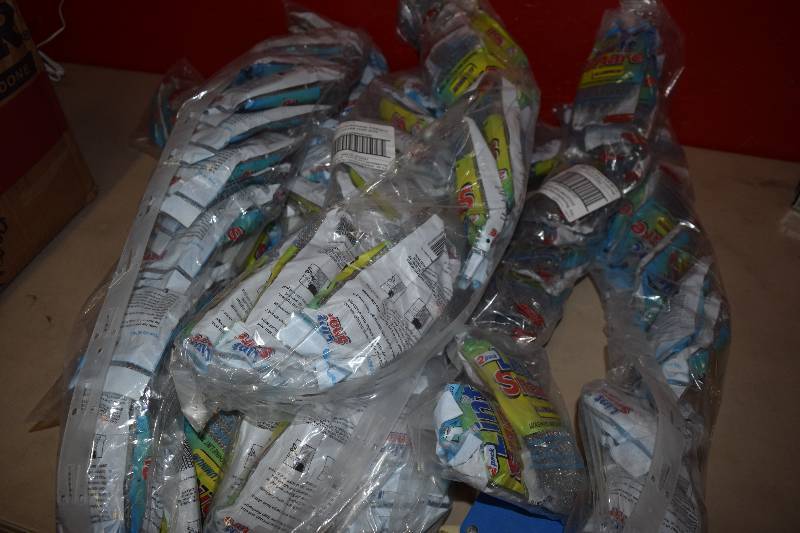 lot 172 image: 120 Packages of 2 Lint Snares
