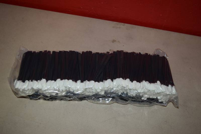 lot 203 image: 1000 Eyeshadow Applicators