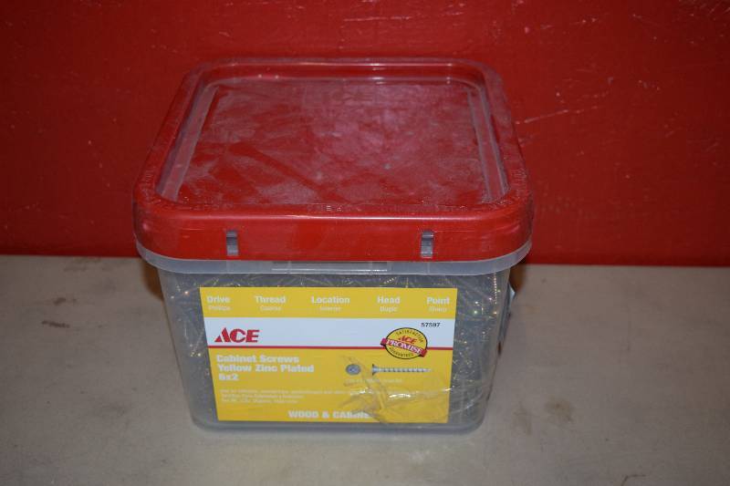lot 226 image: 25 Pound Bucket Cabinet Screws