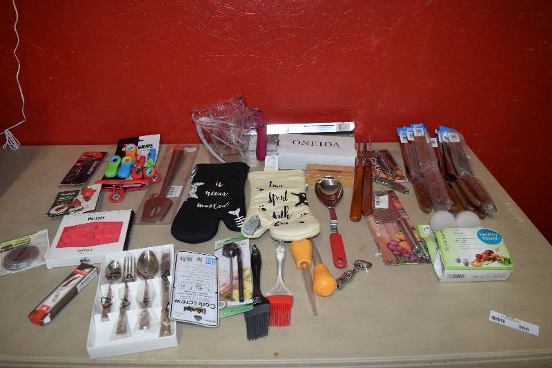 lot 366 image: Kitchen Items