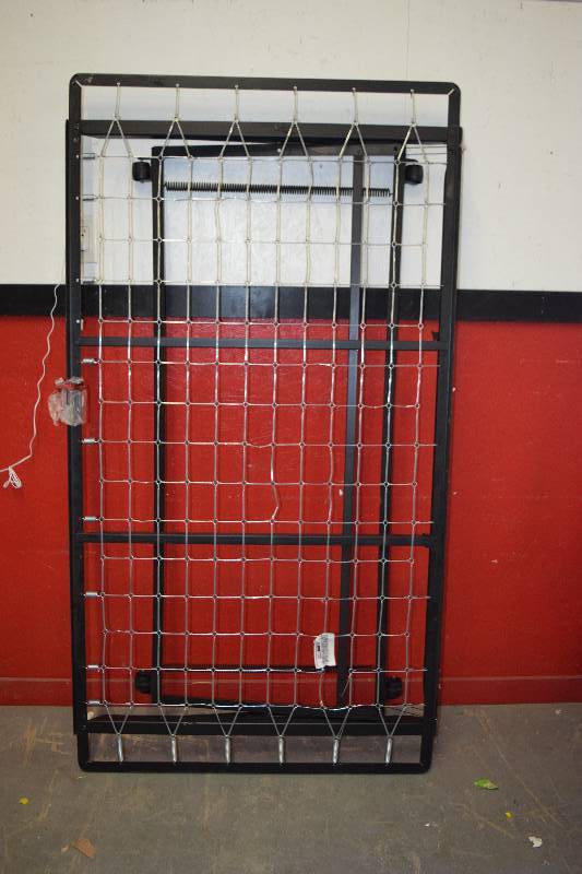 lot 391 image: Trundle Bed