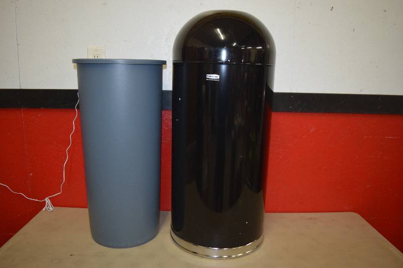lot 400 image: Rubbermaid Commercial Trash Can
