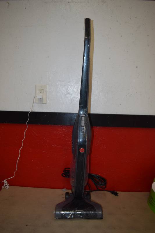lot 419 image: Hoover Windtunnel Vacuum
