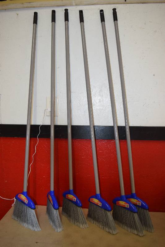 lot 420 image: 6 Angle Brooms