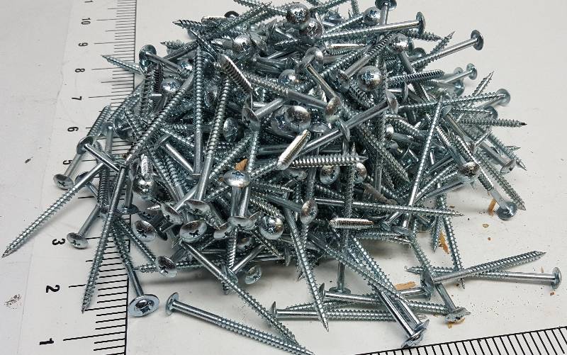 lot 6506 image: Almost 4 pounds of new cabinet wood screws.  If youre in the business, make a super deal on these for inventory