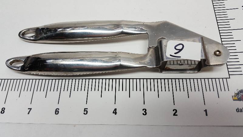 lot 5640-9 image: Get sharp on your cooking with this kitchen utensil.  Wash it and use it