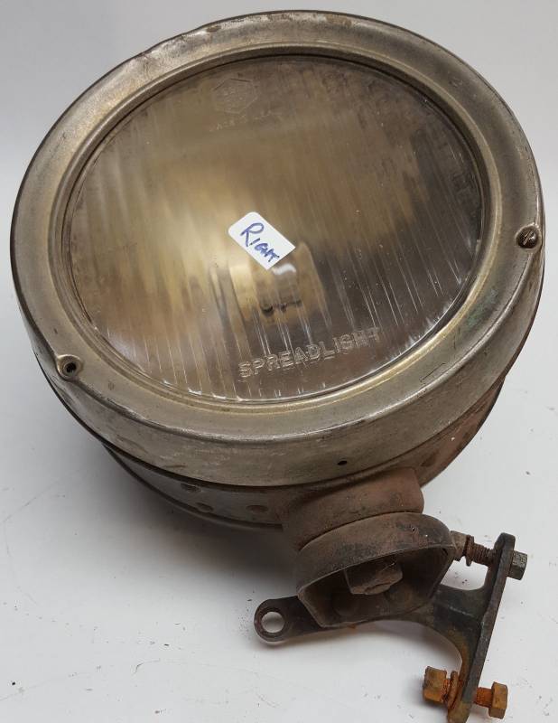 lot 6227 image: Right side Essex Motor Cars head light assembly with fender bracket nice lens